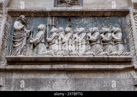 Scuola Grande San Giovanni Evangelista di Venezia à Venise, Italie. Saint Jean vénéré par les membres de la confrérie en relief de marbre à partir de 1349. Banque D'Images