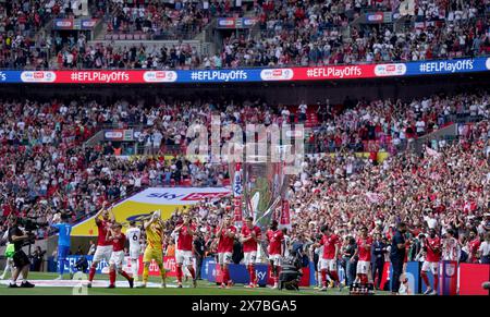 Les équipes (Crewe Alexandra en rouge, Crawley Town en blanc) se rendent sur le terrain avant la finale des play-off de la Sky Bet League Two au stade de Wembley, à Londres. Date de la photo : dimanche 19 mai 2024. Banque D'Images