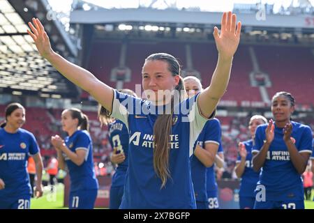 Erin Cuthbert de Chelsea Women célèbre la victoire de Chelsea en Super League féminine avec les fans de Chelsea, lors du match de Super League féminine Manchester United Women vs Chelsea FC Women à Old Trafford, Manchester, Royaume-Uni, le 18 mai 2024 (photo de Cody Froggatt/News images) à Manchester, Royaume-Uni le 18/05/2024. (Photo de Cody Froggatt/News images/SIPA USA) Banque D'Images