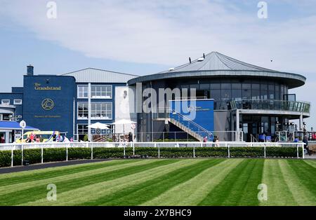 Vue générale de la tribune de l'hippodrome Naas dans le comté de Kildare. Date de la photo : dimanche 19 mai 2024. Banque D'Images