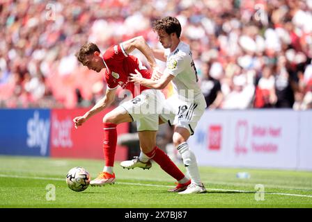 Lewis Billington de Crewe Alexandra (à gauche) et Jeremy Kelly de Crawley Town s'affrontent pour le ballon lors de la finale des play-off de Sky Bet League Two au stade de Wembley, à Londres. Date de la photo : dimanche 19 mai 2024. Banque D'Images