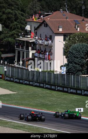 N°11 Sergio Perez (MEX, Oracle Red Bull Racing), n°24 Guanyu Zhou (CHN, Stake F1 Team Kick Sauber), Grand Prix F1 d'Emilie-Romagne à l'Autodromo Internazionale Enzo e Dino Ferrari le 18 mai 2024 à Imola, Italie. (Photo de HOCH Zwei) Banque D'Images