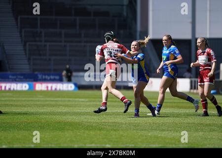 St Helens, Merseyside, Royaume-Uni. 19 mai 2024. Betfred Challenge Cup Rugby : Wigan Warriors Women vs Leeds Rhinos Women au Totally Wicked Stadium. Emma Welsford battant le défenseur de leeds pendant l'attaque. Crédit James Giblin Photography/Alamy Live News. Banque D'Images