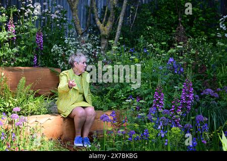 Royal Hospital, Chelsea, Londres, Royaume-Uni. 19 mai 2024. Les finitions sont apportées aux expositions de jardin et de plantes par une chaude journée avant que le RHS Chelsea Flower Show 2024 ouvre au public du 21 mai au 25 mai. Image : Carol Klein VMH, experte en jardinage anglais, présente aux caméras de télévision du salon. Crédit : Malcolm Park/Alamy Live News Banque D'Images