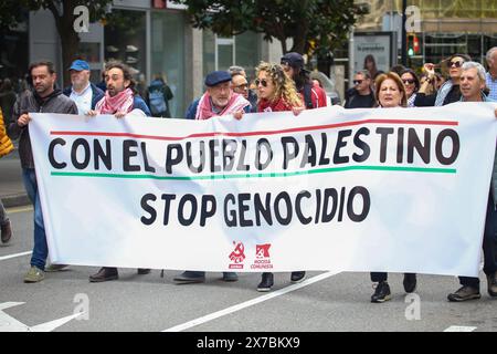 Gijón, Espagne, 19 mai 2024 : une des banderoles de la manifestation avec "avec le peuple palestinien, arrêtez le génocide" pendant la manifestation arrêtez le génocide, mettez fin aux relations et à l'achat et à la vente d'armes avec Israël, le 19 mai 2024, à Gijón, Espagne. Crédit : Alberto Brevers/Alamy Live News. Banque D'Images