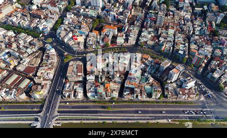 Vue aérienne étonnante par drone de Ho Chi Minh, grande ville asiatique avec maison de ville bondée, véhicule circulent sur la rue se déplacer à l'intersection, maison proche toge Banque D'Images