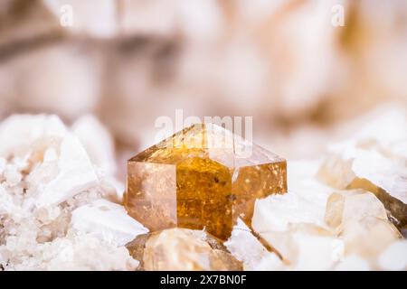 Cristal de vésuvianite, du Mexique. fond de texture de détail de photographie macro. gros plan brut brut brut semi-précieux non poli Banque D'Images