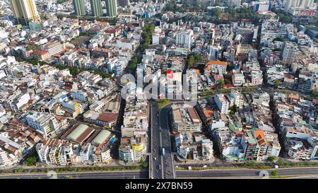 Vue aérienne étonnante par drone de Ho Chi Minh, grande ville asiatique avec maison de ville bondée, véhicule circulent sur la rue se déplacer à l'intersection, maison proche toge Banque D'Images