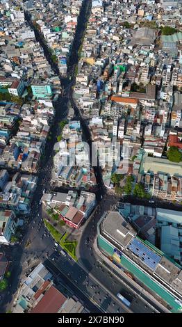 Vue aérienne étonnante par drone de Ho Chi Minh, grande ville asiatique avec maison de ville bondée, véhicule circulent sur la rue se déplacer à l'intersection, maison proche toge Banque D'Images