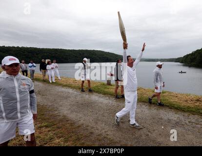 Tarbes, France. 19 mai 2024. © PHOTOPQR/LA DEPECHE DU MIDI/JEAN PATRICK LAPEYRADE ; HAUTES PYRÉNÉES ; 19/05/2024 ; PASSAGE DE LA FLAMME OLYMPIQUE au lac DE L'ARRET DARRE Sud Ouest de la France, 19 mai 2024 relais de la flamme olympique. *** Légende locale *** crédit : MAXPPP/Alamy Live News Banque D'Images