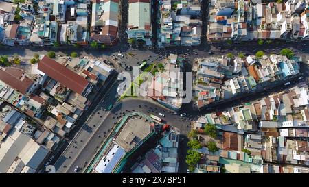 Vue aérienne étonnante par drone de Ho Chi Minh, grande ville asiatique avec maison de ville bondée, véhicule circulent sur la rue se déplacer à l'intersection, maison proche toge Banque D'Images