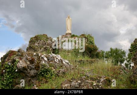 Une statue de Marie, Sainte vierge et mère de Jésus à l'abbaye en ruines de Savigny, Savigny-le-Vieux, Manche, Normandie, France, Europe Banque D'Images