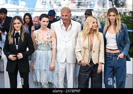 Cannes, France. 19 mai 2024. Isabelle Fuhrman, Ella Hunt, Kevin Costner, Sienna Miller et Abbey Lee Kershaw participent à l'appel photo ''Horizon : an American Saga'' au 77e Festival de Cannes au Palais des Festivals de Cannes, France, le 19 mai 2024. (Photo de Stefanos Kyriazis/NurPhoto) crédit : NurPhoto SRL/Alamy Live News Banque D'Images