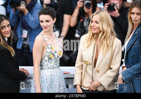 Cannes, France. 19 mai 2024. Ella Hunt et Sienna Miller participent au Photocall ''Horizon : an American Saga'' lors du 77e Festival de Cannes au Palais des Festivals de Cannes, France, le 19 mai 2024. (Photo de Stefanos Kyriazis/NurPhoto) crédit : NurPhoto SRL/Alamy Live News Banque D'Images