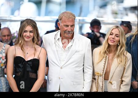 Cannes, France. 19 mai 2024. Sienna Miller, Kevin Costner et Georgia MacPhail participent au Photocall ''Horizon : an American Saga'' lors du 77e Festival de Cannes au Palais des Festivals de Cannes, France, le 19 mai 2024. (Photo de Stefanos Kyriazis/NurPhoto) crédit : NurPhoto SRL/Alamy Live News Banque D'Images