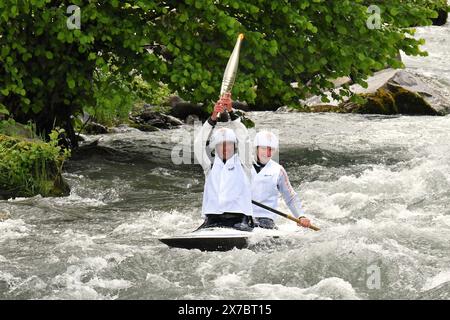 © BASTIEN ARBERET/MAXPPP - 19/05/2024 RELAIS DE LA FLAMME OLYMPIQUE en HAUTES PYRENEES Bagnères de Bigorre lors de la 11ème étape du relais de la flamme Jeux Olympiques Paris 2024 avec la descente dans l'Adour en Canoë pour le duo de relayeurs champions olympiques bagnérais à Atlanta (1996) notamment : Sandra (Wilfrid) Forgues et Franck Adisson (E33 qui porte la flamme dans l'eau) puis Forgues sur terre South Western, France, 19 mai 2024 relais de la flamme olympique. *** Légende locale *** crédit : MAXPPP/Alamy Live News Banque D'Images