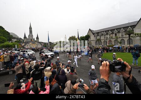 © BASTIEN ARBERET/MAXPPP - 19/05/2024 RELAIS DE LA FLAMME OLYMPIQUE PASSAGE par LE SANCTUAIRE DE LOURDES Sud Ouest, France, 19 mai 2024 Relais de la flamme olympique. *** Légende locale *** crédit : MAXPPP/Alamy Live News Banque D'Images