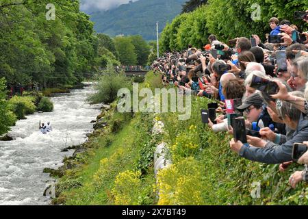 © BASTIEN ARBERET/MAXPPP - 19/05/2024 RELAIS DE LA FLAMME OLYMPIQUE en HAUTES PYRENEES Bagnères de Bigorre lors de la 11ème étape du relais de la flamme Jeux Olympiques Paris 2024 avec la descente dans l'Adour en Canoë pour le duo de relayeurs champions olympiques bagnérais à Atlanta (1996) notamment : Sandra (Wilfrid) Forgues et Franck Adisson (E33 qui porte la flamme dans l'eau) puis Forgues sur terre South Western, France, 19 mai 2024 relais de la flamme olympique. *** Légende locale *** crédit : MAXPPP/Alamy Live News Banque D'Images