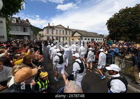 © BASTIEN ARBERET/MAXPPP - 19/05/2024 RELAIS DE LA FLAMME OLYMPIQUE en HAUTES PYRENEES Bagnères de Bigorre lors de la 11ème étape du relais de la flamme Jeux Olympiques Paris 2024 avec la descente dans l'Adour en Canoë puis Forgues sur terre South Western, France, 19 mai 2024 relais de la flamme olympique. *** Légende locale *** crédit : MAXPPP/Alamy Live News Banque D'Images