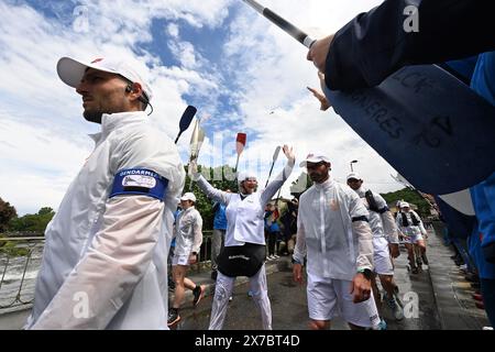 © BASTIEN ARBERET/MAXPPP - 19/05/2024 RELAIS DE LA FLAMME OLYMPIQUE en HAUTES PYRENEES Bagnères de Bigorre lors de la 11ème étape du relais de la flamme Jeux Olympiques Paris 2024 avec la descente dans l'Adour en Canoë puis Forgues sur terre South Western, France, 19 mai 2024 relais de la flamme olympique. *** Légende locale *** crédit : MAXPPP/Alamy Live News Banque D'Images