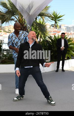 19 mai 2024, Cannes, Provence Alpes Cote D'azur, France : JEAN-PASCAL ZADI et FRANÇOIS DAMIENS s'amusent avec les photographes lors de la photocall 'Called by the Tides' au 77e Festival annuel de Cannes au Palais des Festivals de Cannes, France (crédit image : © Mickael Chavet/ZUMA Press Wire) USAGE ÉDITORIAL SEULEMENT! Non destiné à UN USAGE commercial ! Banque D'Images