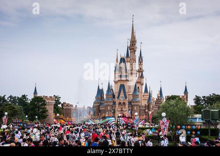 Les foules se rassemblent au château de Cendrillon à Tokyo Disneyland. Banque D'Images