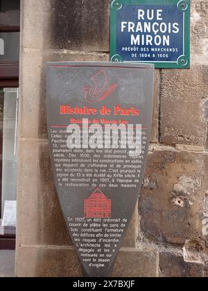 Une demeure médiévale à Paris. Rue François Miron. Enseigne du faucheur pour le 11. Enseigne du mouton pour le 13. Attestées au début du XVIe siècle. Banque D'Images