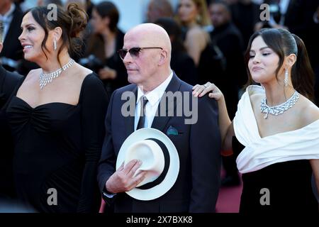 Cannes, France. 18 mai 2024. Karla Sofía Gascón, Jacques Audiard et Selena Gomez assistent à la projection tapis rouge d'Emilia Pérez au 77e Festival de Cannes au Palais des Festivals le 18 mai 2024 à Cannes, France crédit : BTWImages/Alamy Live News Banque D'Images