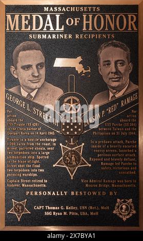 Présentation de la plaque commémorant les récipiendaires de la médaille d'honneur des États-Unis, le lieutenant-commandant George L. Street III et Lawson 'Red' Ramage, à displa Banque D'Images