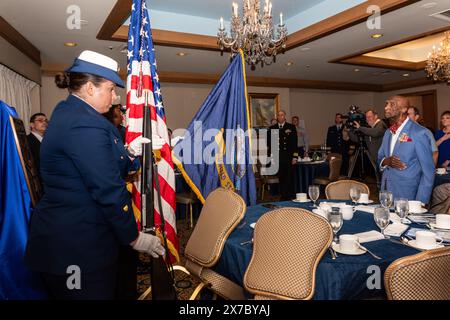 Présentation de la plaque commémorant les récipiendaires de la médaille d'honneur des États-Unis, le lieutenant-commandant George L. Street III et Lawson 'Red' Ramage, à displa Banque D'Images