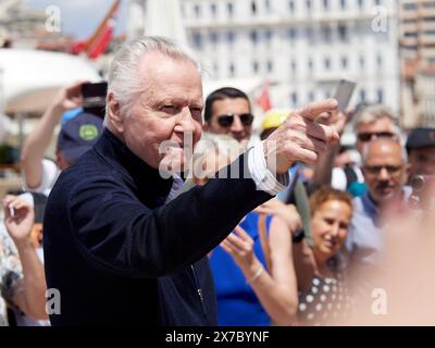 Cannes, France. 19 mai 2024. L'acteur Jon Voight vu dans les rues de Cannes. Il est surmonté de fans. Crédits crédit : Walter Gilgen/Alamy Live News Banque D'Images