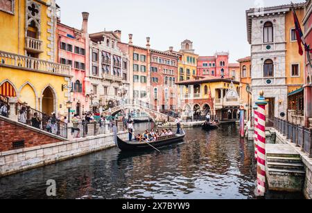 Gondole sur le canal dans le port méditerranéen de DisneySea. Banque D'Images