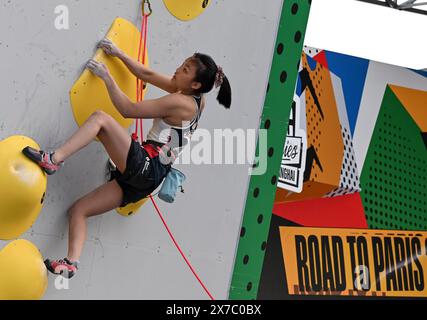 Shanghai. 19 mai 2024. SEO Chaehyun, de Corée du Sud, participe à l'escalade de tête de la finale féminine de rocher et de tête d'escalade sportive lors de la série olympique qualificative à Shanghai, dans l'est de la Chine, le 19 mai 2024. Crédit : HE Changshan/Xinhua/Alamy Live News Banque D'Images