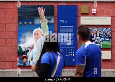 Chelsea, Londres, Angleterre. 19 mai 2024 ; Stamford Bridge, Chelsea, Londres, Angleterre : premier League Football, Chelsea versus Bournemouth ; les fans de Chelsea admirent un tableau devant Stamford Bridge célébrant Emma Hayes, responsable féminine de Chelsea crédit : action plus Sports images/Alamy Live News crédit : action plus Sports images/Alamy Live News crédit : action plus Sports images/Alamy Live News crédit : action plus Sports images/Alamy Live News Banque D'Images