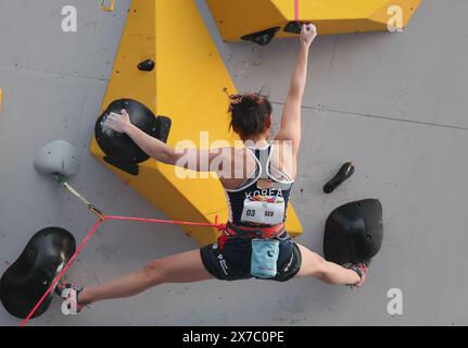 Shanghai. 19 mai 2024. SEO Chaehyun, de Corée du Sud, participe à l'escalade de tête de la finale féminine de rocher et de tête d'escalade sportive lors de la série olympique qualificative à Shanghai, dans l'est de la Chine, le 19 mai 2024. Crédit : Wang Kaiyan/Xinhua/Alamy Live News Banque D'Images