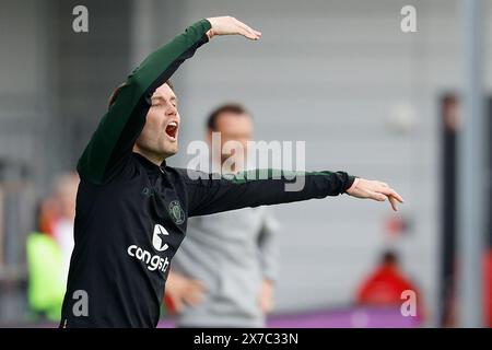 Wiesbaden, Allemagne. 19 mai 2024. Football : Bundesliga 2, SV Wehen Wiesbaden - FC ayant Pauli, Matchday 34, BRITA Arena. – Pauli coach Fabian Hürzeler donne des instructions tactiques. Crédit : Heiko Becker/dpa - REMARQUE IMPORTANTE: conformément aux règlements de la DFL German Football League et de la DFB German Football Association, il est interdit d'utiliser ou de faire utiliser des photographies prises dans le stade et/ou du match sous forme d'images séquentielles et/ou de séries de photos de type vidéo./dpa/Alamy Live News Banque D'Images