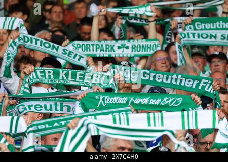 19 mai 2024, Bavière, Fürth : Football : Bundesliga 2, SpVgg Greuther Fürth - FC Schalke 04, journée 34 au Sportpark Ronhof Thomas Sommer. Les fans de Fürth tiennent leurs foulards pendant l'hymne du club. Photo : Daniel Karmann/dpa - NOTE IMPORTANTE : conformément aux règlements de la DFL German Football League et de la DFB German Football Association, il est interdit d'utiliser ou de faire utiliser des photographies prises dans le stade et/ou du match sous forme d'images séquentielles et/ou de séries de photos de type vidéo. Banque D'Images