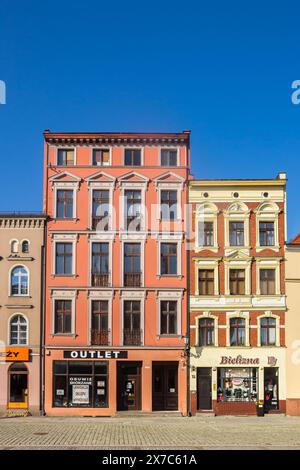 Boutiques dans des bâtiments historiques sur la place du marché à Torun, en Pologne Banque D'Images