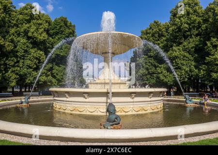 Fontaine dans le parc du jardin Saxon à Varsovie, Pologne Banque D'Images