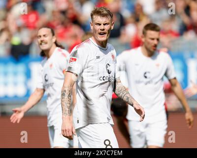 Wiesbaden, Allemagne. 19 mai 2024. Football : Bundesliga 2, SV Wehen Wiesbaden - FC ayant Pauli, Matchday 34, BRITA-Arena. - Eric Smith de Pauli réagit. Crédit : Heiko Becker/dpa - REMARQUE IMPORTANTE: conformément aux règlements de la DFL German Football League et de la DFB German Football Association, il est interdit d'utiliser ou de faire utiliser des photographies prises dans le stade et/ou du match sous forme d'images séquentielles et/ou de séries de photos de type vidéo./dpa/Alamy Live News Banque D'Images