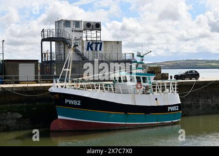 Chalutier de pêche amarré à Padstow Harbour Cornwall Angleterre royaume-uni Banque D'Images