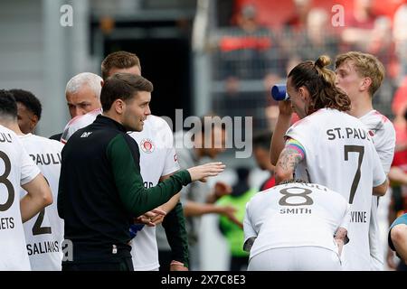 Wiesbaden, Allemagne. 19 mai 2024. Football : Bundesliga 2, SV Wehen Wiesbaden - FC ayant Pauli, Matchday 34, BRITA Arena. – Pauli coach Fabian Hürzeler donne des instructions tactiques. Crédit : Heiko Becker/dpa - REMARQUE IMPORTANTE: conformément aux règlements de la DFL German Football League et de la DFB German Football Association, il est interdit d'utiliser ou de faire utiliser des photographies prises dans le stade et/ou du match sous forme d'images séquentielles et/ou de séries de photos de type vidéo./dpa/Alamy Live News Banque D'Images