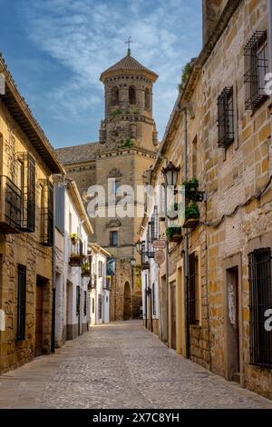 Baeza, Espagne - 5 avril 2024 : vue sur le centre historique de la vieille ville de Baeza avec la cathédrale de Baeza en arrière-plan Banque D'Images