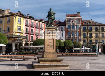 Burgos, Espagne - 14 avril 2024 : vue sur la Plaza Mayor et le monument Carlos III dans le centre historique de Burgos Banque D'Images