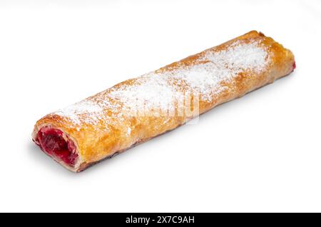 Pâtisseries feuilletées fraîches à la confiture de cerises isolées sur un fond blanc. Avec chemin de détourage pour le menu de conception Banque D'Images