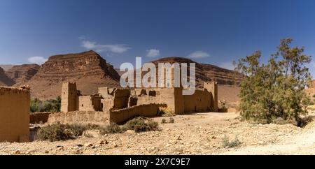 Achbaro, Maroc - 7 mars 2024 : ksar adobe typique marocain dans la vallée du Ziz dans le haut Atlas près d'Achbaro Banque D'Images