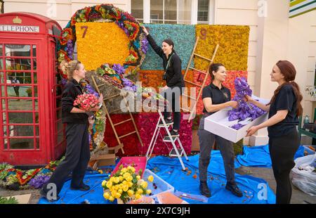 EDITORIAL USE ONLY Florists apporte la touche finale à l'installation « Snakes and Ladders » de Neill Strain, conçue pour le festival Belgravia in Bloom, qui se tiendra du 20 au 27 mai à Londres. Date de la photo : dimanche 19 mai 2024. Le thème du festival de cette année est « Fun and Games floraux » avant les événements sportifs mondiaux de cet été, avec des sports et des jeux classiques transformés en expositions florales. Nouveauté pour 2024, Belgravia in Bloom travaillera avec RHS pour affiner les critères d’évaluation et fournir des conseils sur la création d’affichages plus durables. Le crédit photo devrait se lire : Simon Jacobs/PA Banque D'Images