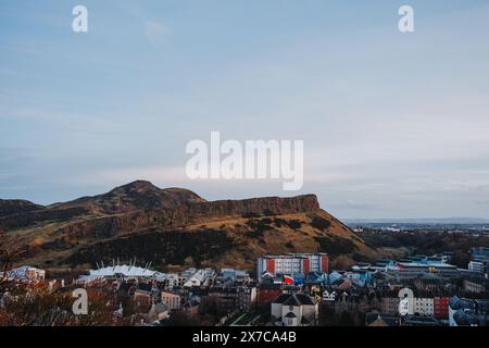 Edimbourg Écosse : 13 février 2024 : vue du siège Arthurs depuis le belvédère de Carlton Hill au crépuscule Banque D'Images