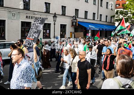 Des milliers de personnes se sont rassemblées à la Nakba-Demo le 18 mai 2024 à Munich, en Allemagne. Parmi les appels, ils réclament : ' un arrêt du génocide à Gaza ', protestent contre ' le déplacement continu ' et demandent ' un droit au retour '. (Photo Alexander Pohl/Sipa USA) Banque D'Images