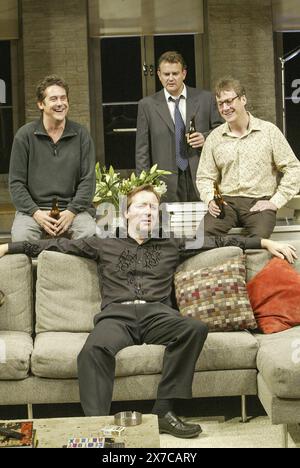 de gauche à droite : Adrian Lukis (Tom), (assis) Neil Pearson (Maarten), Hugh Bonneville (Joep), Stephen Tompkinson (Pieter) in CLOACA de Maria Goos au Old Vic Theatre, Londres SE1 28/09/2004 design : Robert Jones éclairage : Mark Henderson réalisateur : Kevin Spacey Banque D'Images